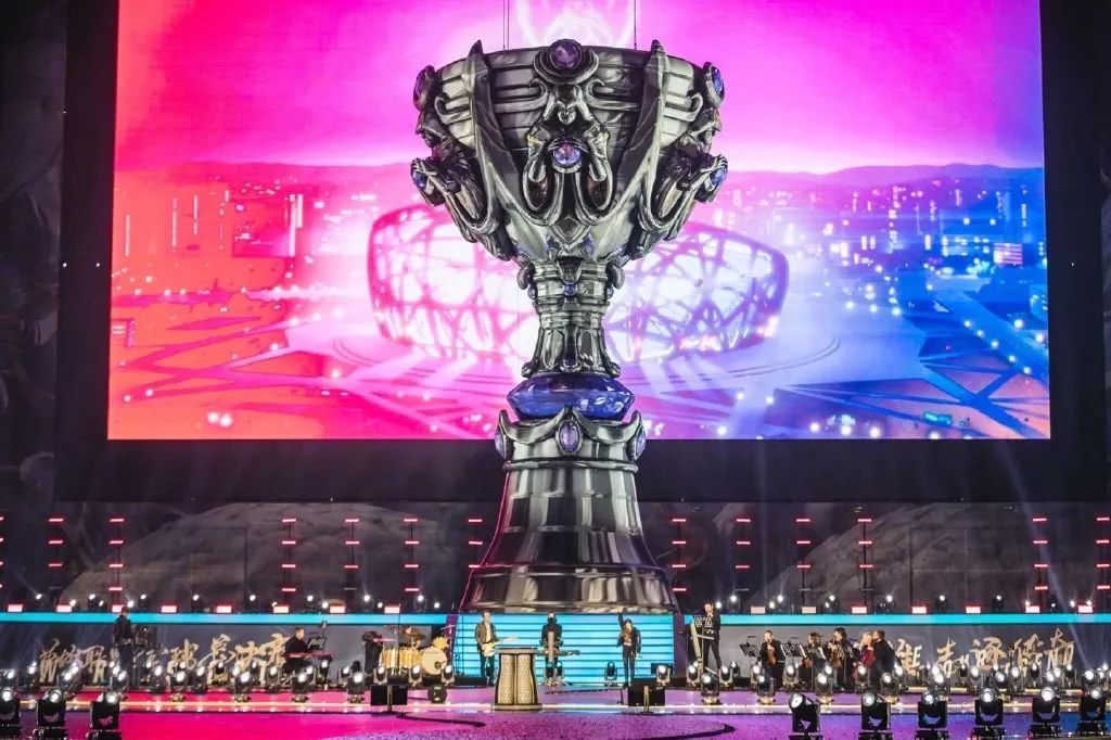 LPL 明天的首发阵容已公布： SeTab 对阵 knight 在中路， HOYA 对阵 bin 在SOLO选边赛中