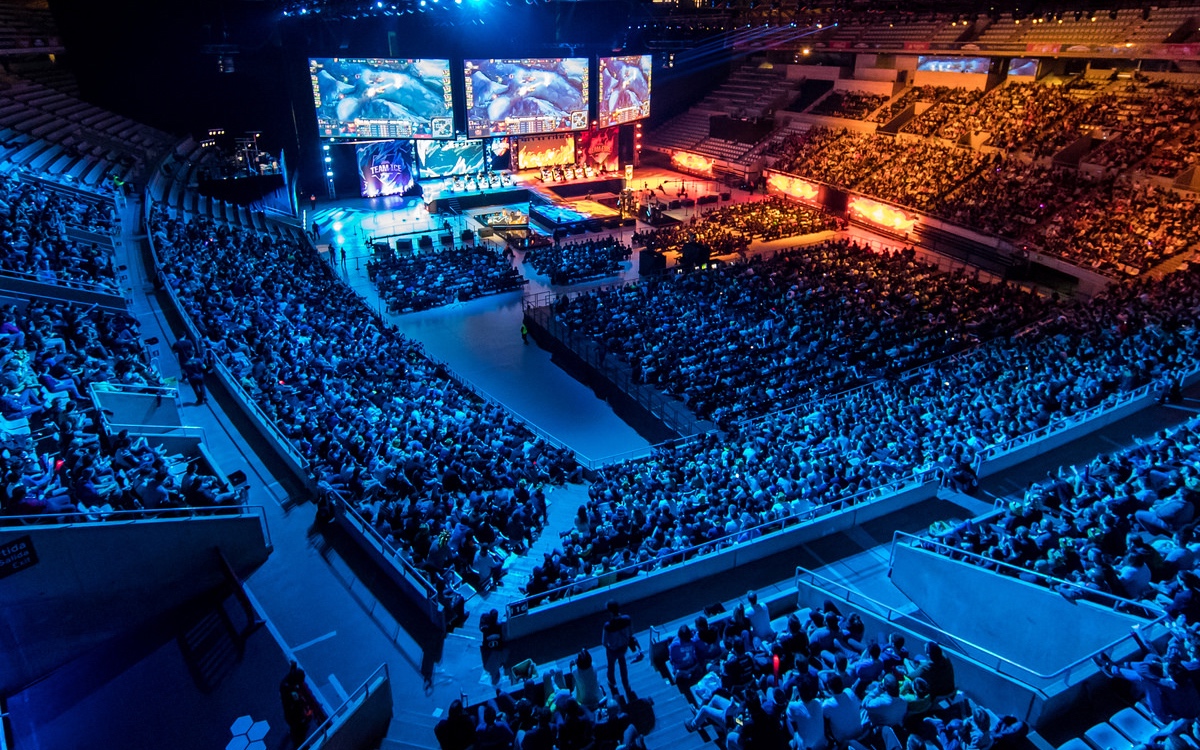 JW 嘲讽新的 Astralis 洗牌，提到 GODSENT 。